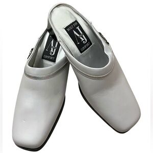 AJ Valencia Built for Comfort women’s size 6 light gray leather slip on mules